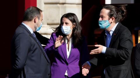 La ministra de Igualdad, Irene Montero, el vicepresidente Pablo Iglesias y el ministro de Transportes, Jos&eacute; Luis &Aacute;balos, en los actos del 12 de octubre