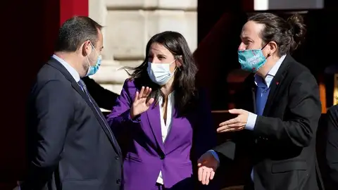 La ministra de Igualdad, Irene Montero, el vicepresidente Pablo Iglesias y el ministro de Transportes, José Luis Ábalos, en los actos del 12 de octubre La ministra de Igualdad, Irene Montero, el vicepresidente Pablo Iglesias y el ministro de Transportes, José Luis Ábalos, en los actos del 12 de octubre