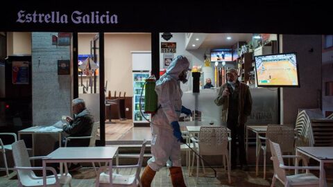 Desinfecci&oacute;n en una terraza de Ourense