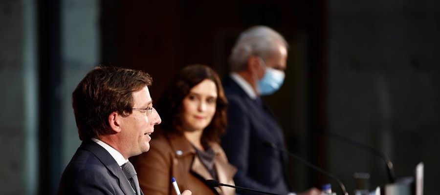 El alcalde de Madrid, José Luis Martínez-Almeida; la presidenta de la Comunidad de Madrid, Isabel Díaz Ayuso, y el consejero de Sanidad de la Comunidad, Enrique Ruiz Escudero. El alcalde de Madrid, José Luis Martínez-Almeida; la presidenta de la Comunidad de Madrid, Isabel Díaz Ayuso, y el consejero de Sanidad de la Comunidad, Enrique Ruiz Escudero.