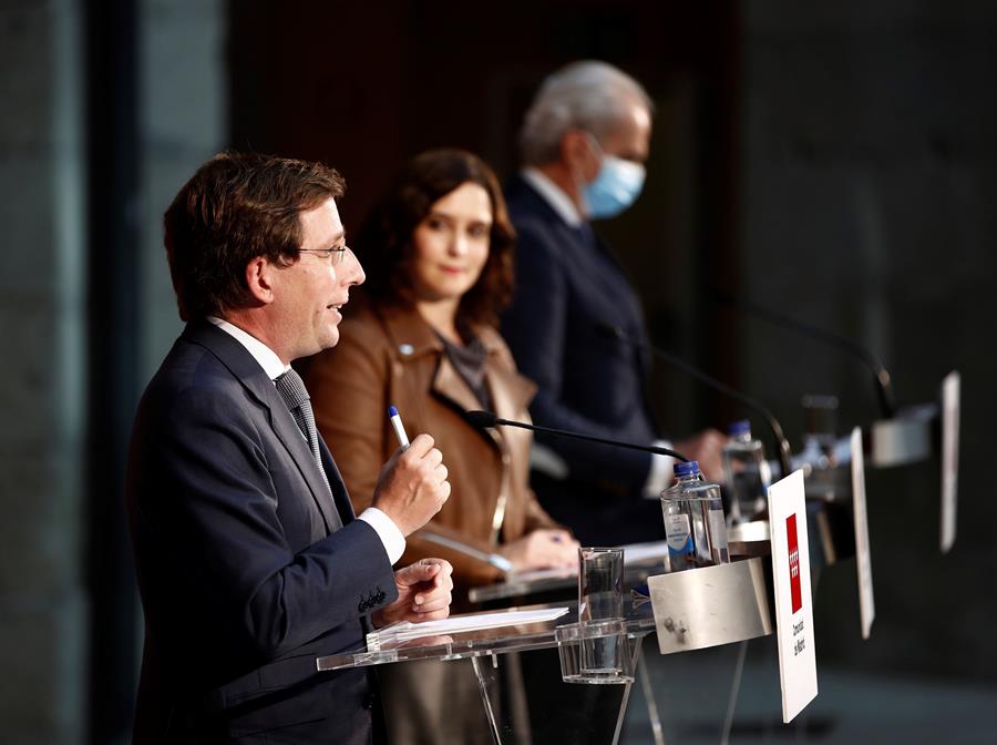 Ayuso y Almeida piden retirar el estado de alarma y acusan al Gobierno de usar el Grupo Covid para "dividir" Ayuso y Almeida piden retirar el estado de alarma y acusan al Gobierno de usar el Grupo Covid para "dividir"