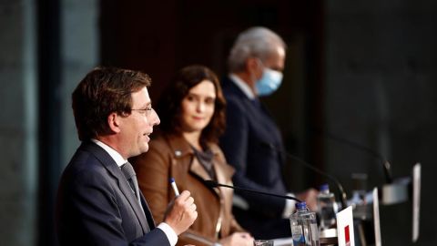 El alcalde de Madrid, Jos&eacute; Luis Mart&iacute;nez-Almeida; la presidenta de la Comunidad de Madrid, Isabel D&iacute;az Ayuso, y el consejero de Sanidad de la Comunidad, Enrique Ruiz Escudero.