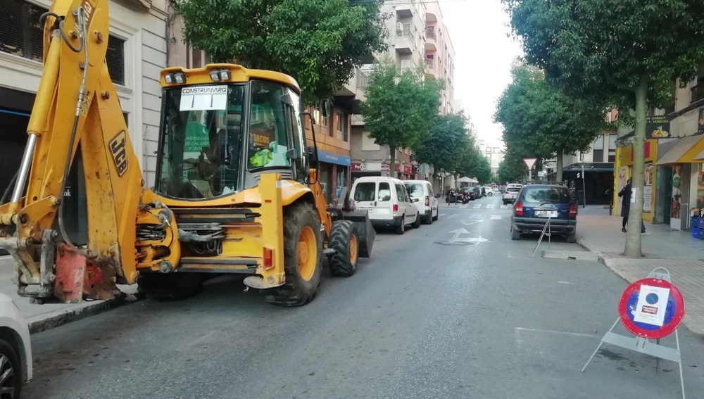 Máquina retroexcavadora en la calle Lepanto de Elche. Máquina retroexcavadora en la calle Lepanto de Elche.