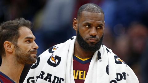 Jos&eacute; Calder&oacute;n con Lebron James.