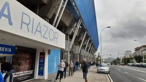 Colas en Riazor Los aficionad@s tuvieron que esperar más de una hora para retirar entradas para el Dépor-Salamanca.