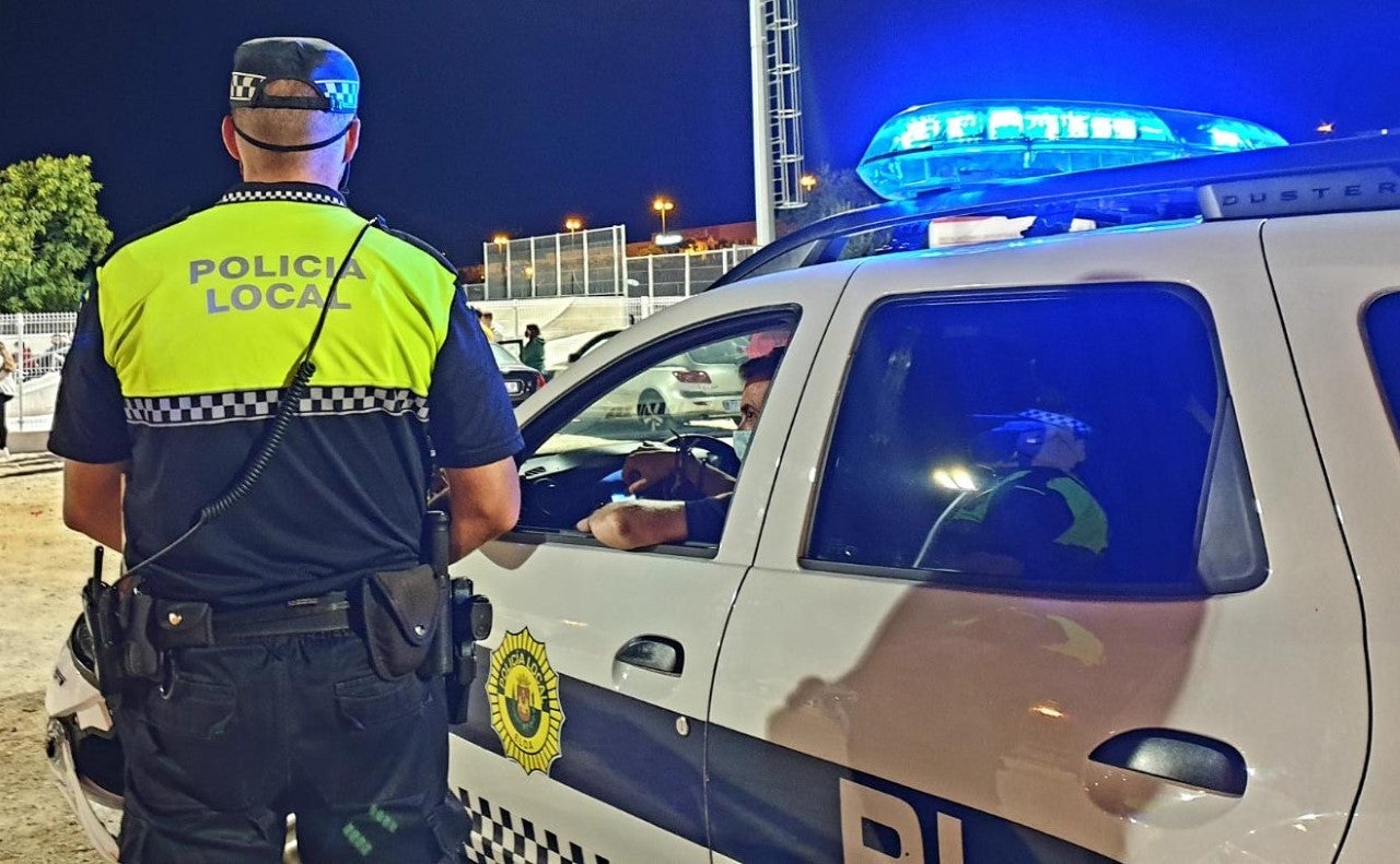 La Policía Local de Elda impide la celebración de dos fiestas que no cumplían los requerimientos exigidos frente a la pandemia La Policía Local de Elda impide la celebración de dos fiestas que no cumplían los requerimientos exigidos frente a la pandemia