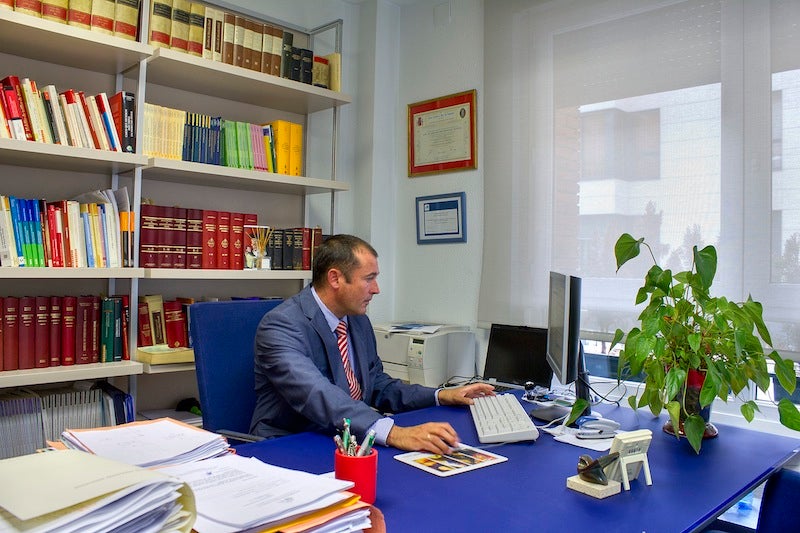 Eduardo Ruiz de Erenchun: "Veo casi imposible un indulto a los ex dirigentes condenados, pero pedirlo podría evitar su ingreso en prisión" Eduardo Ruiz de Erenchun: "Veo casi imposible un indulto a los ex dirigentes condenados, pero pedirlo podría evitar su ingreso en prisión"