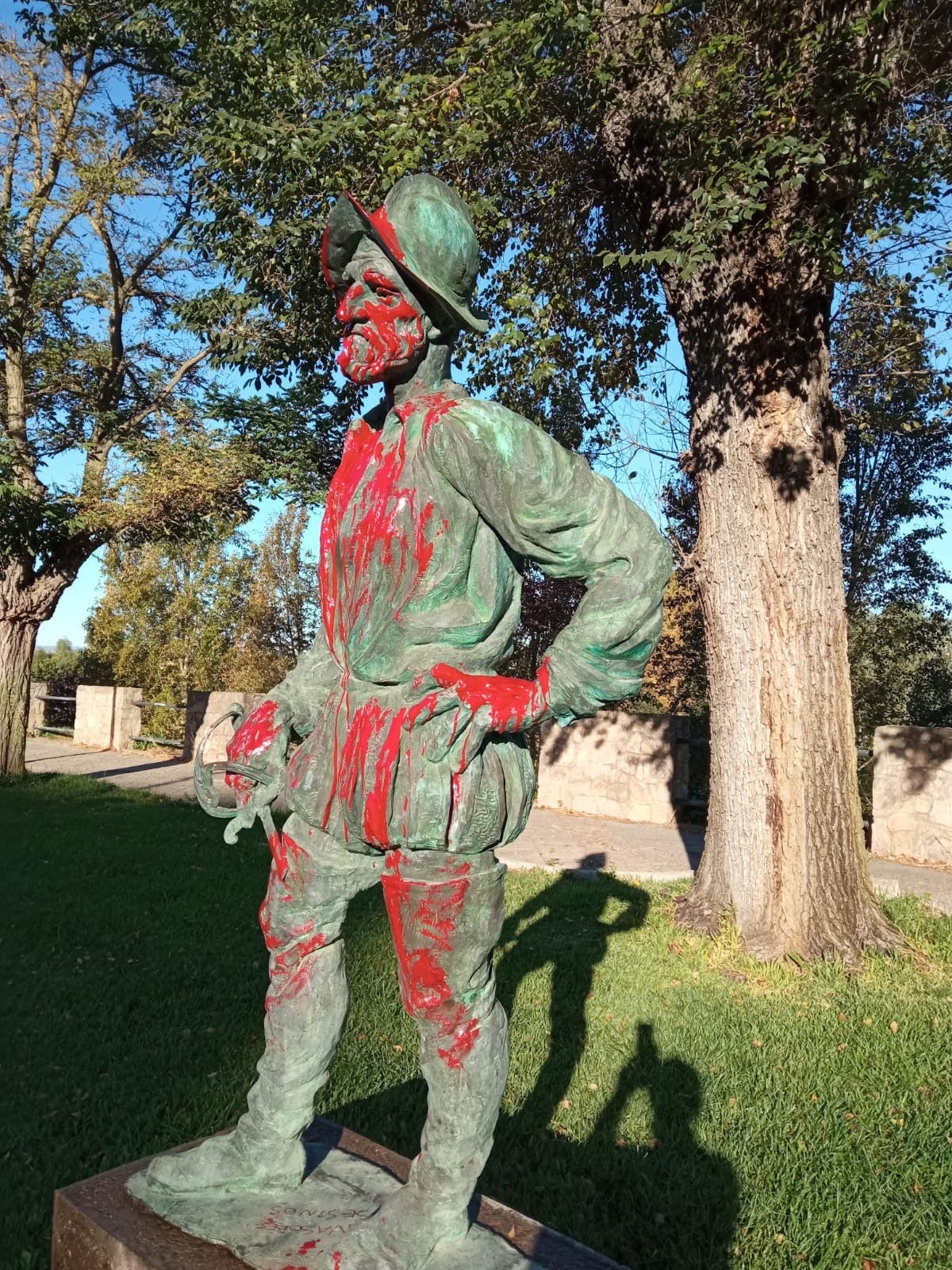 Estatuas de los Conquistadores Extremeños han aparecido con grandes pintadas de color rojo Estatuas de los Conquistadores Extremeños han aparecido con grandes pintadas de color rojo