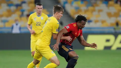 Adama Traore disputa un balón contra un jugador ucraniano Adama Traore disputa un balón contra un jugador ucraniano