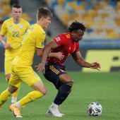 Adama Traore disputa un balón contra un jugador ucraniano