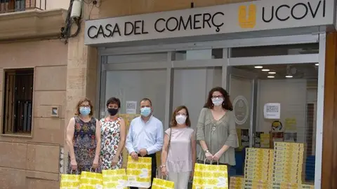 UCOVI posa en marxa una campanya per donar suport al comerç local. S´entregaran als clients dels més de 100 comerços 25.000 rasques dels que 5.000 tenen premis directes.