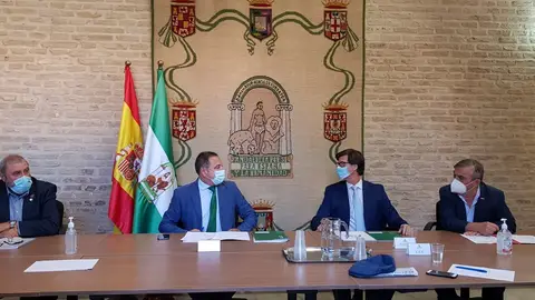 El delegado de la Junta en Sevilla, Ricardo Sánchez, junto a los representantes de empresarios y sindicatos El delegado de la Junta en Sevilla, Ricardo Sánchez, junto a los representantes de empresarios y sindicatos