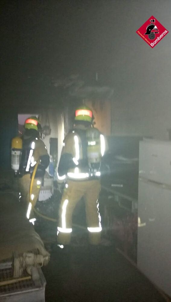 Efectivos de bomberos en el incendio de la vivienda en Elche.