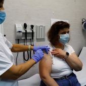Una mujer se vacuna de la gripe en la Comunidad de Madrid