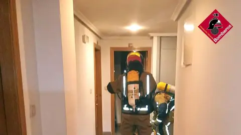 Efectivos de bomberos en el incendio de la vivienda en Elche. Efectivos de bomberos en el incendio de la vivienda en Elche.