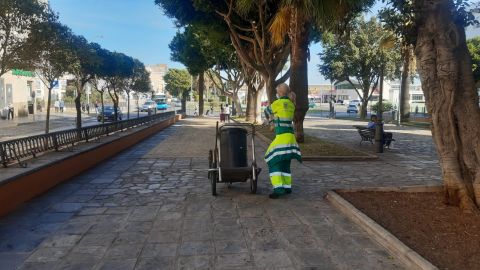 Una operaria en medio de un turno de limpieza