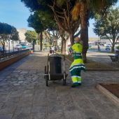 Una operaria en medio de un turno de limpieza