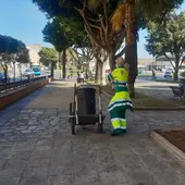 Una operaria en medio de un turno de limpieza Una operaria en medio de un turno de limpieza