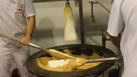 Las fábricas de turrón, en plena faena Las fábricas de turrón, en plena faena