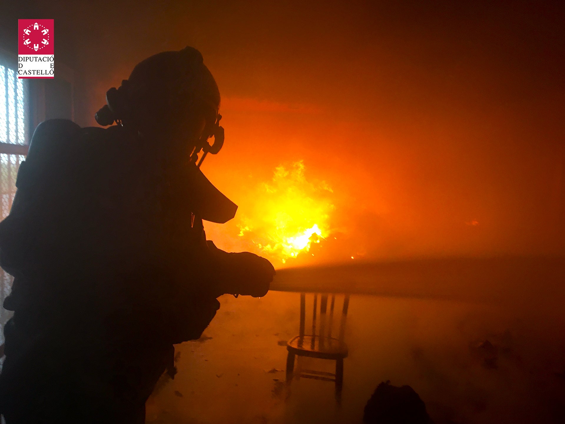 Un incendio calcina una nave industrial abandonada en Vila-real Un incendio calcina una nave industrial abandonada en Vila-real