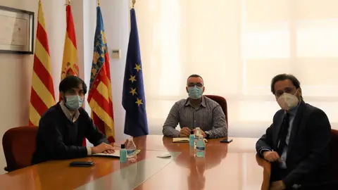 Imatge de la reunió amb els responsables de la conselleria d´Habitatge. La conselleria ha cedit 4 vivendes més per a Vila-real per a casos extrems de l´àmbit social.