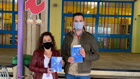 La edil de Igualdad, Patricia S&aacute;nchez, en el reparto de agendas en el CEIP Iplacea.