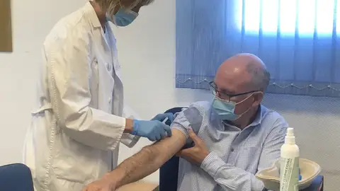 Ángel Pérez Sola durante la vacunación de la campaña de la gripe en 2020 Ángel Pérez Sola durante la vacunación de la campaña de la gripe en 2020