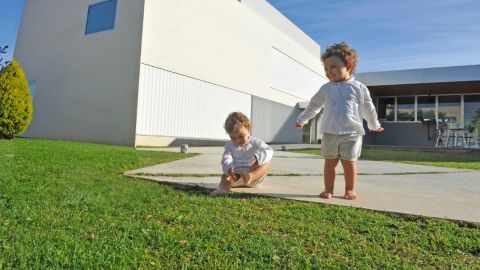 Ni&ntilde;os jugando