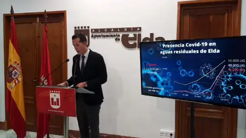 Rubén Alfaro, alcalde de Elda durante la rueda de prensa este jueves. Rubén Alfaro, alcalde de Elda durante la rueda de prensa este jueves.