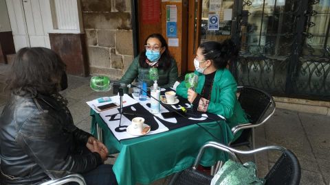 Caf&eacute; de redacci&oacute;n con Fina Calleja e Sabela Gago