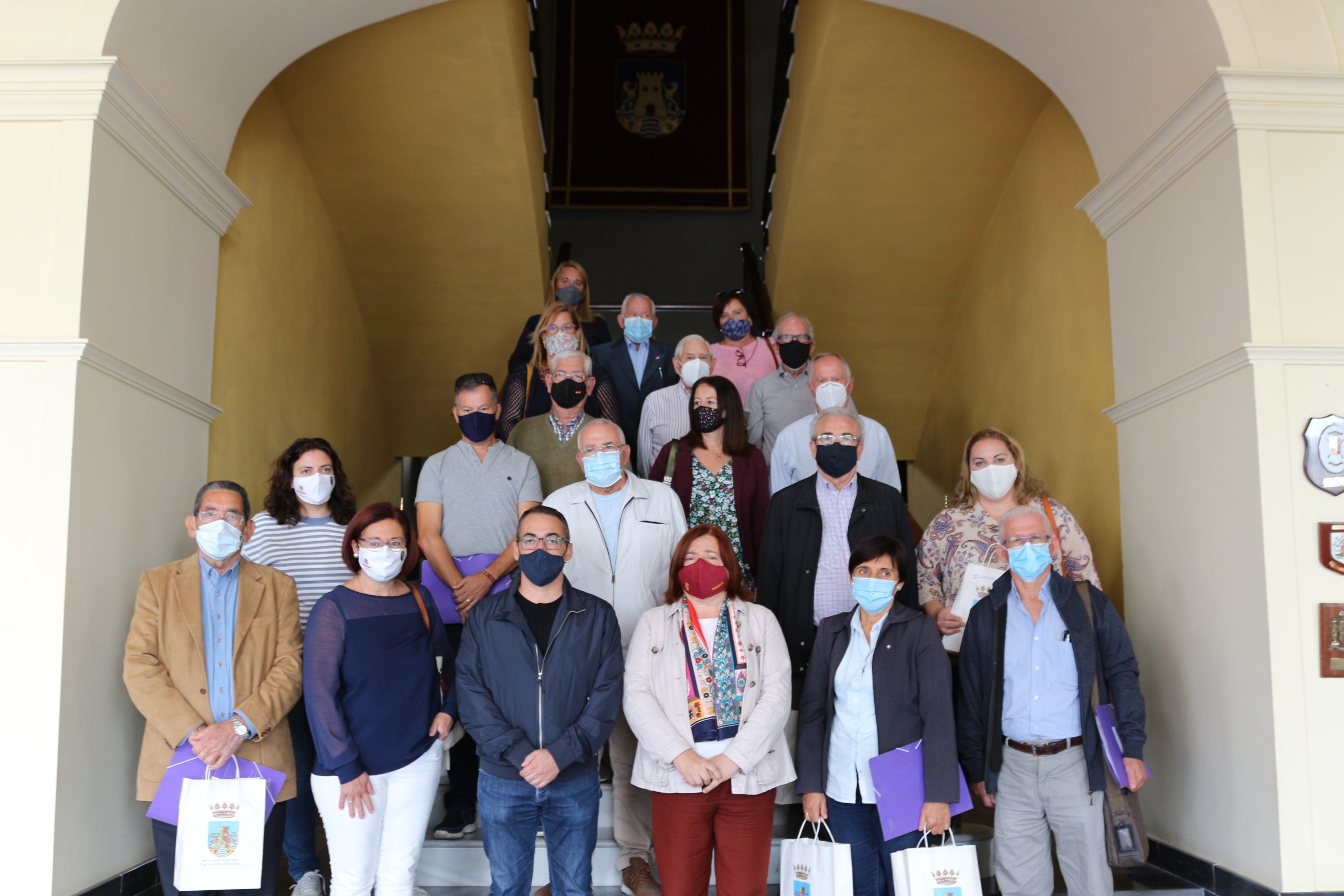 El Ayuntamiento reparte 21.500 mascarillas a los colectivos sociales para su distribución entre más de 1.200 familias El Ayuntamiento reparte 21.500 mascarillas a los colectivos sociales para su distribución entre más de 1.200 familias