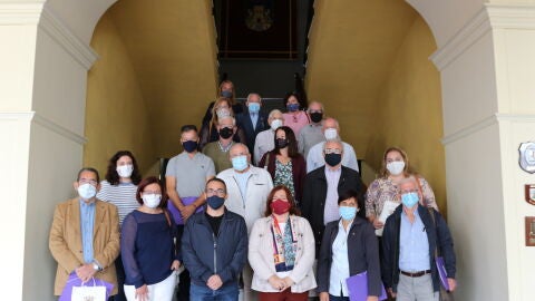 Foto de familia en el reparto de las mascarillas