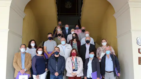 Foto de familia en el reparto de las mascarillas Foto de familia en el reparto de las mascarillas