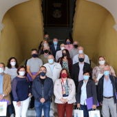 Foto de familia en el reparto de las mascarillas