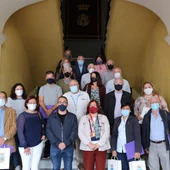Foto de familia en el reparto de las mascarillas Foto de familia en el reparto de las mascarillas