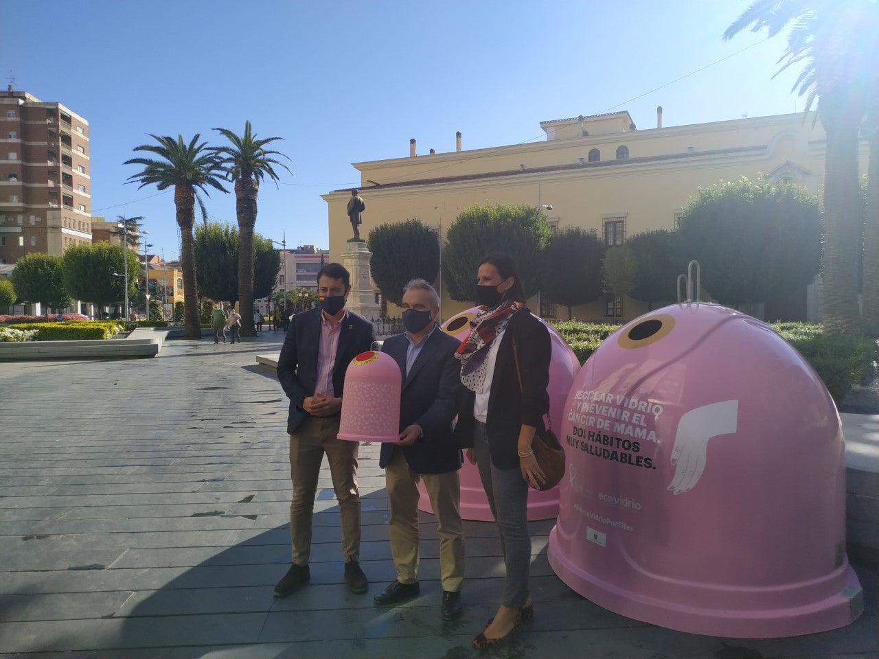 Ayuntamiento de Badajoz y Ecovidrio ponen en marcha la campaña 'Recicla vidrio por ellas' Ayuntamiento de Badajoz y Ecovidrio ponen en marcha la campaña 'Recicla vidrio por ellas'