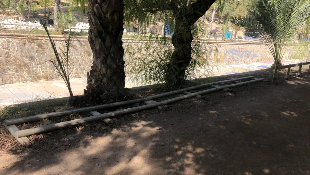 Vallado desprendido en la ladera del río Vinalopó en Elche. Vallado desprendido en la ladera del río Vinalopó en Elche.