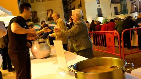 Imagen de archivo de la degustación popular de la Olla de la Plana. L´organització té previst realitzar el concurs però suspén la degustació popular de l´olla per la situación sanitària.