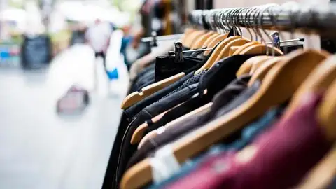 Ropa en una tienda Ropa en una tienda