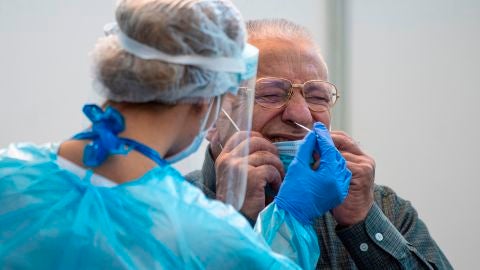Una persona se somete a un test de diagn&oacute;stico para la COVID-19