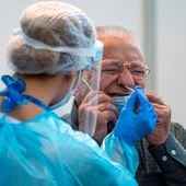 Una persona se somete a un test de diagnóstico para la COVID-19 Una persona se somete a un test de diagnóstico para la COVID-19