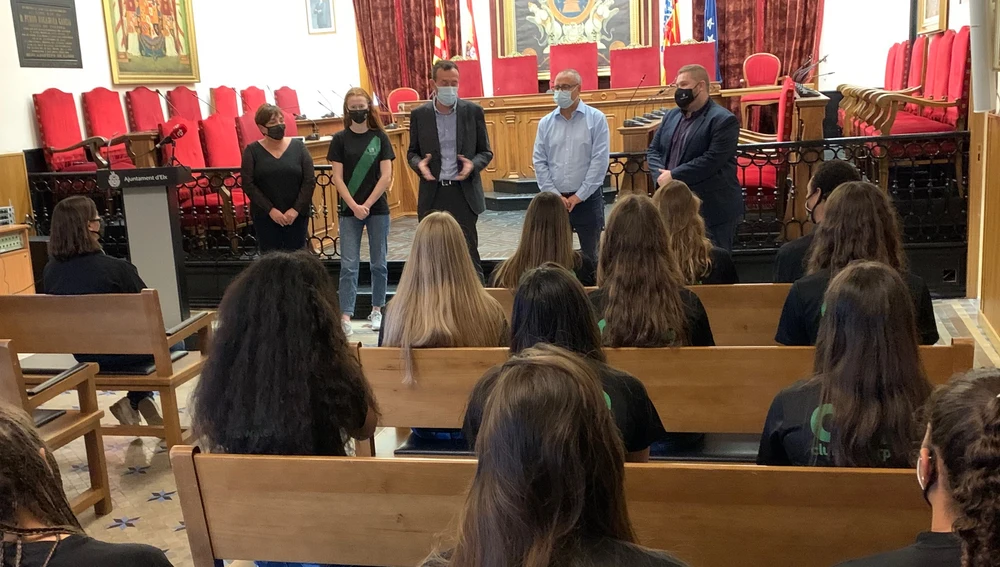El alcalde Carlos González y los concejales Vicente Alberola y Mariano Valera se dirigen a la plantilla del Club Waterpolo Elche en el Salón de Plenos del Ayuntamiento ilicitano. El alcalde Carlos González y los concejales Vicente Alberola y Mariano Valera se dirigen a la plantilla del Club Waterpolo Elche en el Salón de Plenos del Ayuntamiento ilicitano.