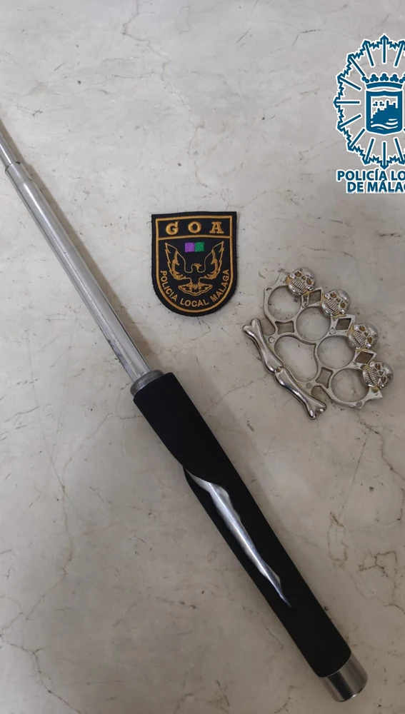 Defensa extensible y puño americano requisados Defensa extensible y puño americano requisados