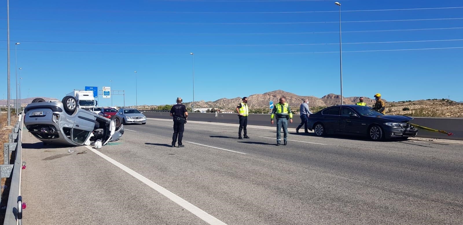 Un accidente de circulación en la autovía a la altura del Portichol moviliza a bomberos y asistencia sanitaria Un accidente de circulación en la autovía a la altura del Portichol moviliza a bomberos y asistencia sanitaria