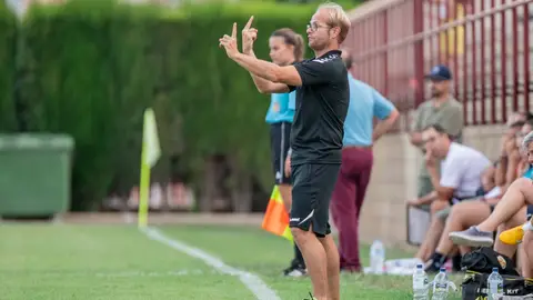 Quique Cano, entrenador del Elche CF Femenino, da indicaciones desde la banda del campo municipal José Díez Iborra. ELCHE CF