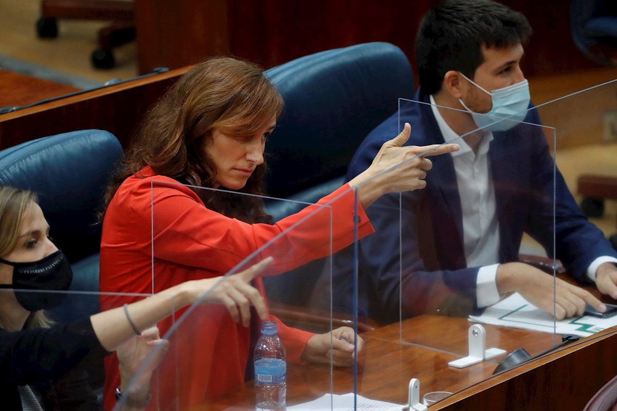 La líder regional de Más Madrid simula 'disparar' al popular Fernández-Lasquetty durante el pleno La líder regional de Más Madrid simula 'disparar' al popular Fernández-Lasquetty durante el pleno