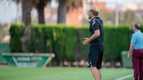 Quique Cano, entrenador del Elche CF Femenino, da indicaciones desde la banda del campo municipal José Díez Iborra. ELCHE CF