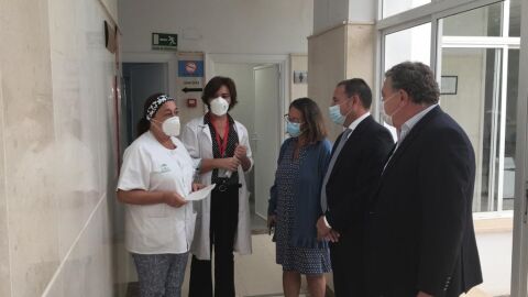 El delegado de la Junta en Sevilla, Ricardo S&aacute;nchez, durante la visita al centro de salud Pino Montano B