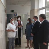 El delegado de la Junta en Sevilla, Ricardo Sánchez, durante la visita al centro de salud Pino Montano B