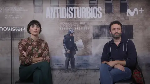 Isabel Peña y Rodrigo Sorogoyen, creadores de la serie 'Antidisturbios', durante su entrevista con Kinótico SERIES